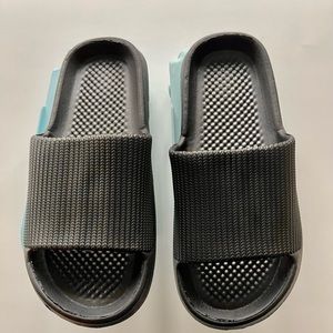 Women's Black Pillow Slides Indoor / Pool